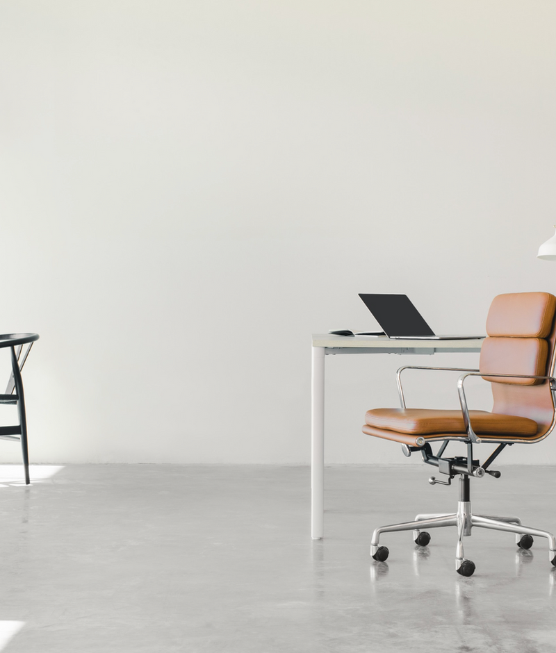 Modernes Flexbüro mit Designer-Schreibtisch und Leder-Bürostuhl