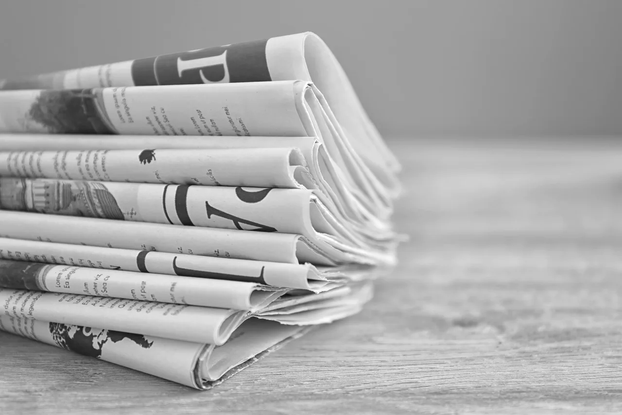 Zeitungsstapel – Immobilienzeitung-Artikel über Coworking und die Flex-Office-Branche